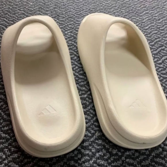 Adidas Yeezy Slide BoneSize 9Brand New (No Box)